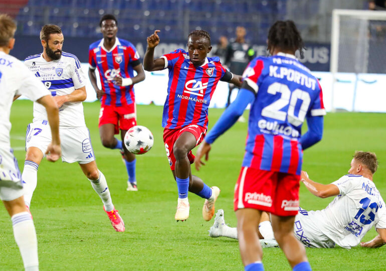A l'image de Josué Kimboma empêtré dans le milieu de terrain corse, le Stade Malherbe n'est pas parvenu à trouver la faille dans l'arrièreère-garde basquaise. ©Damien Deslandes