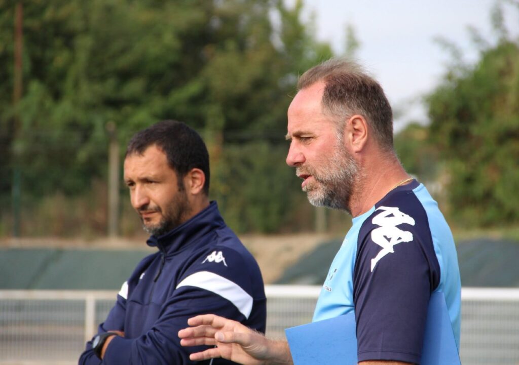 Son expérience auprès de Jean-Guy Wallemme puis de Jean-Pierre Papin au C’Chartres Football sera un atout indéniable pour Ayache Guerrouache qui reprend les rennes du SPN Vernon. ©C’Chartres Football