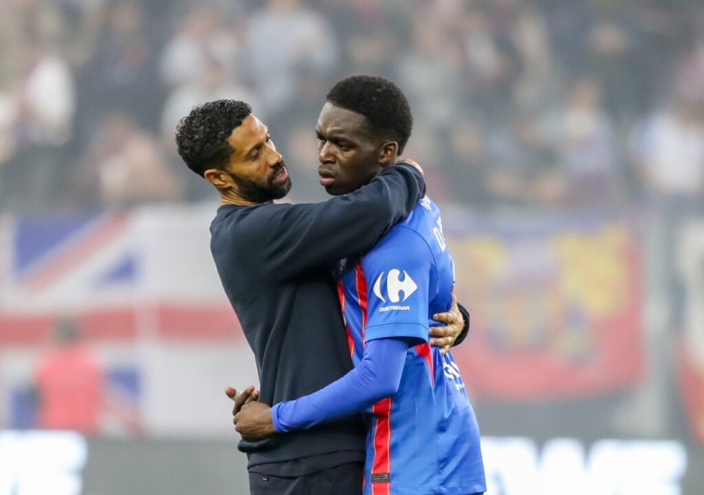 Diabé Bolumbu a vu son statut évoluer depuis l’arrivée de Gaël Clichy sur le banc du Stade Malherbe. Surtout, l’ancien Citizen est un modèle à suivre pour le jeune latéral gauche. ©Damien Deslandes