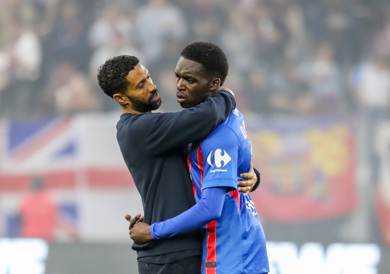 Diabé Bolumbu a vu son statut évoluer depuis l’arrivée de Gaël Clichy sur le banc du Stade Malherbe. Surtout, l’ancien Citizen est un modèle à suivre pour le jeune latéral gauche. ©Damien Deslandes