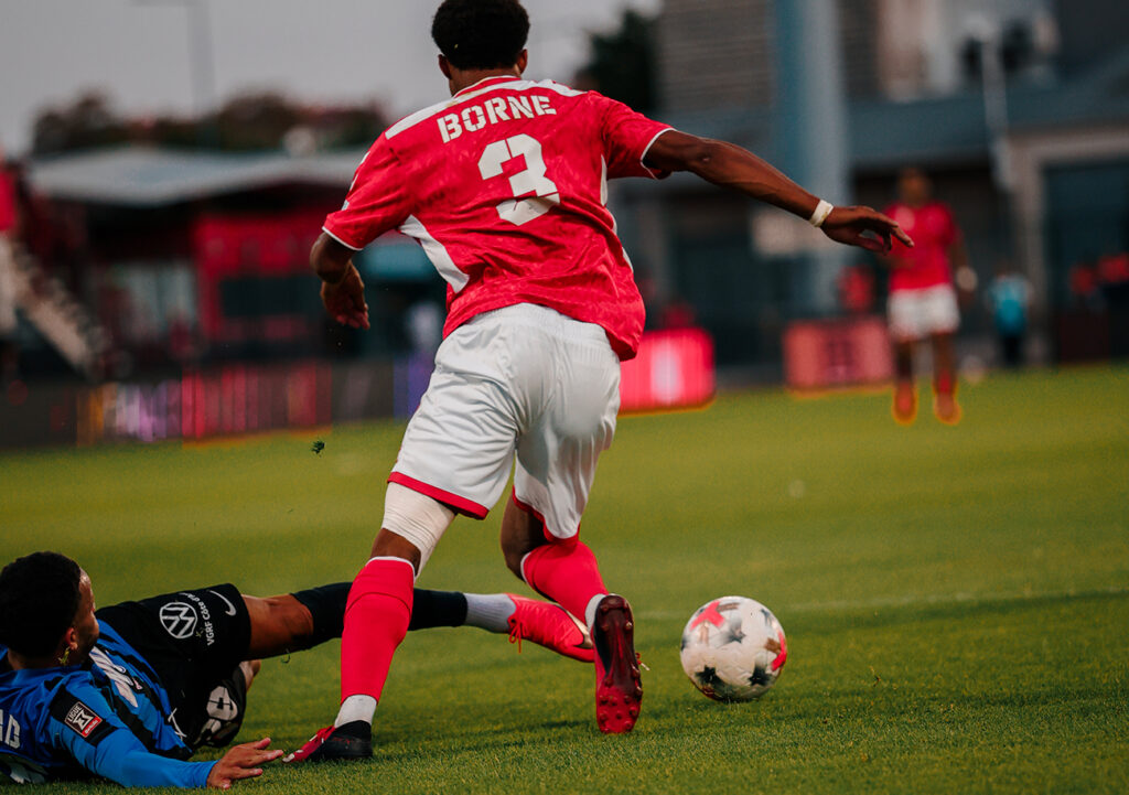 L'action de la discorde. A la suite de ce tacle de Brice Oggad sur Melvin Borne, le FC Rouen cru bénéficier d'un penalty avant que la VAR ne passe par là. ©Clémence Hedin