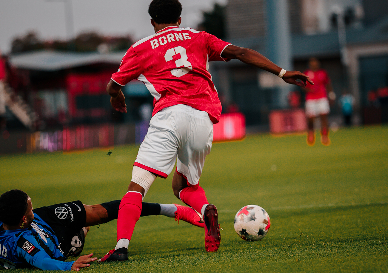 L'action de la discorde. A la suite de ce tacle de Brice Oggad sur Melvin Borne, le FC Rouen cru bénéficier d'un penalty avant que la VAR ne passe par là. ©Clémence Hedin