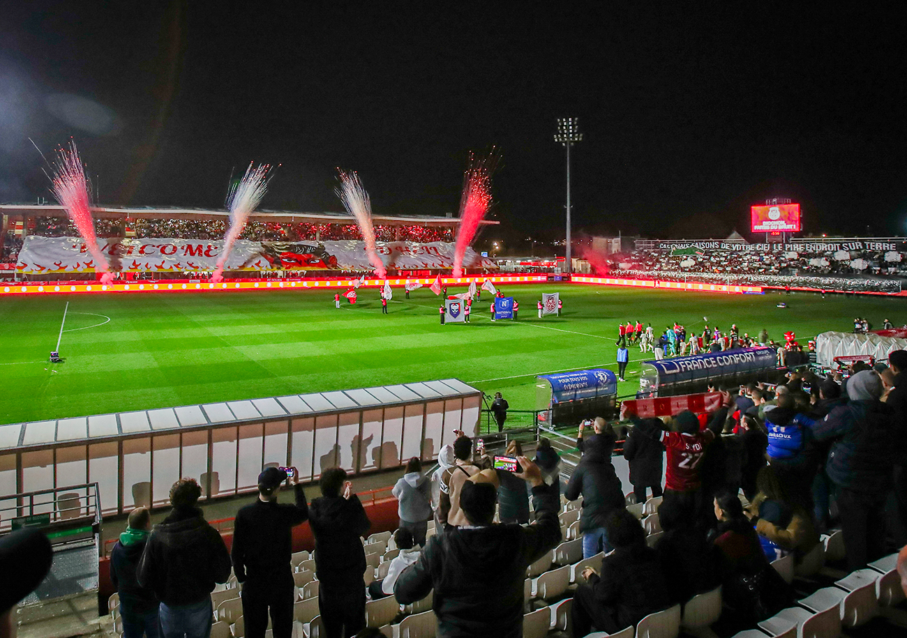 A l'image des derbys entre équipes normandes, le FC Rouen et le Stade Malherbe devraient souvent voir leurs matchs décalés au jeudi soir, avec la diffusion sur Ligue 1+. ©Damien Deslandes