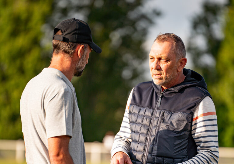 Pour Xavier Gravelaine, Cédric Hengbart est bien plus qu'un simple entraîneur de l'équipe première à l'US Avranches, au regard de son investissement dans tous les aspects du club. ©Rémy Caraby / USAMSM