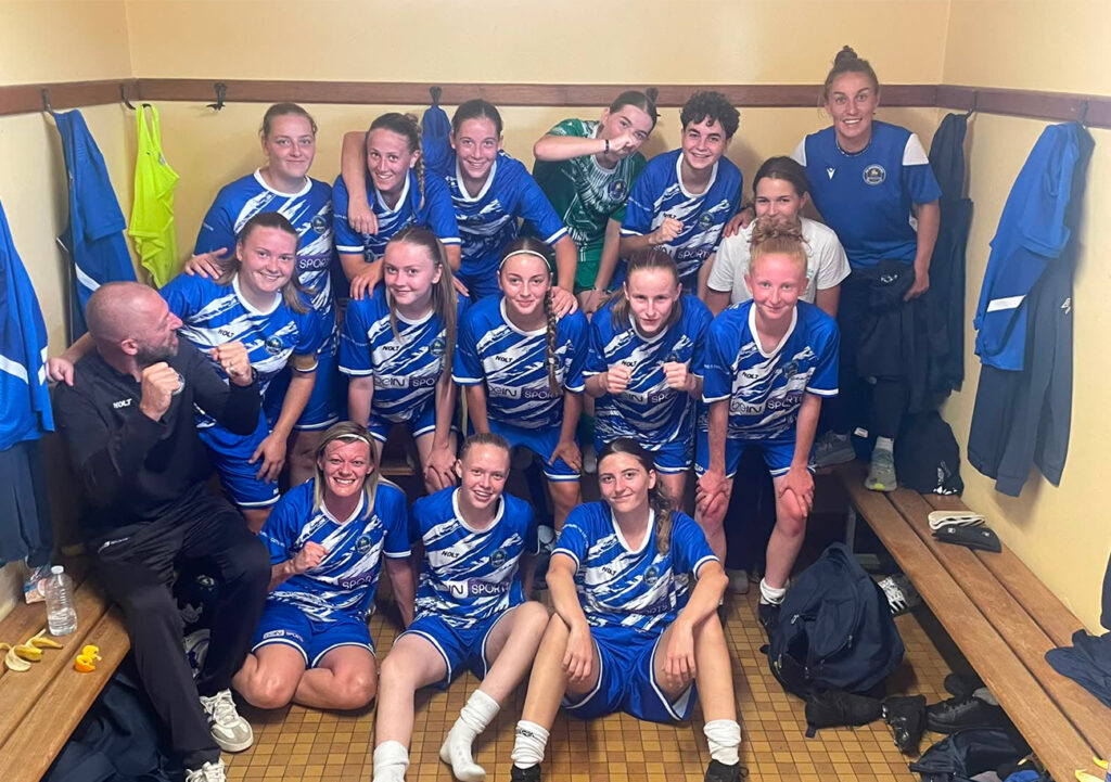 Les féminines de l'AS Cherbourg avec leur maillot arborant le logo de BeIN sports.