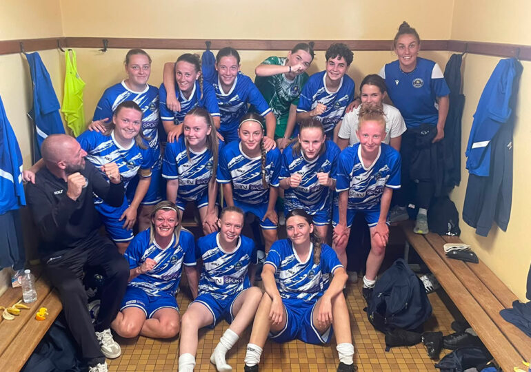 Les féminines de l'AS Cherbourg avec leur maillot arborant le logo de BeIN sports.