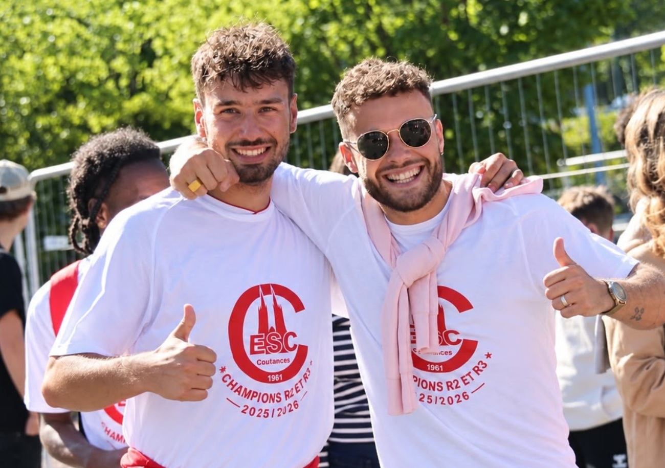 Bastien Lemaire et Baptiste Leroy, bras dessus, bras dessous, ici, lors de l'accession de l'ES Coutances en Régional 1. ©ESC