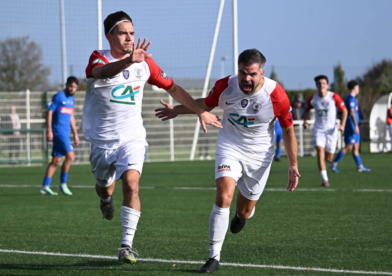 Mathis Thurlure et Adrien Roger sont condamnés à un nouvel exploit pour atteindre le 8e tour de la Coupe de France. En effet, l’AS Verson va très certainement devoir délocaliser la réception du RC Calais. ©Patrick Tapin