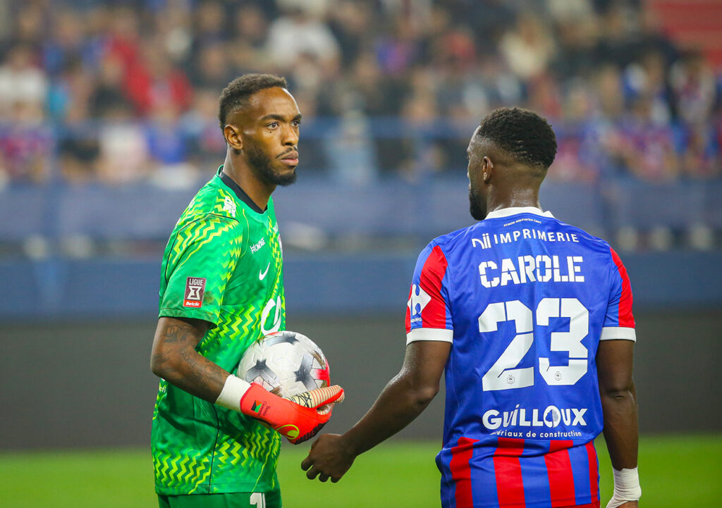 Avec déjà 12 buts encaissés, Yannis Clementia ne commande que la dixième défense de Ligue 3, dans laquelle on retrouve Lionel Carole. ©Damien Deslandes