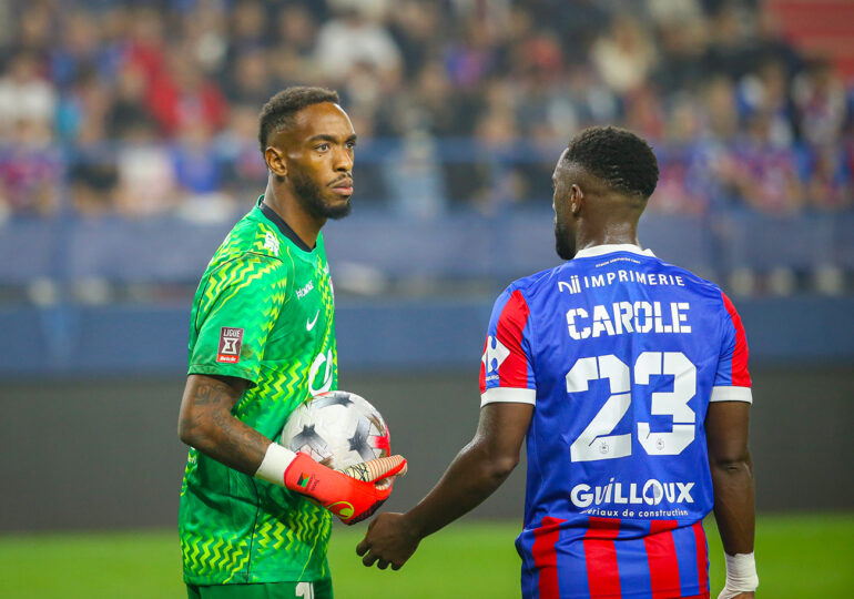 Avec déjà 12 buts encaissés, Yannis Clementia ne commande que la dixième défense de Ligue 3, dans laquelle on retrouve Lionel Carole. ©Damien Deslandes