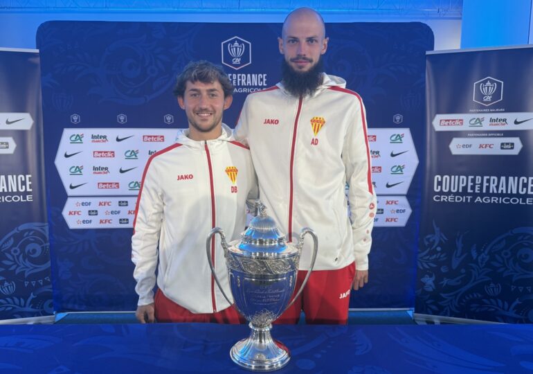 Fondateurs de l’hymne du FC Val de Risle, Dylan Brument et Adrien Déchant posent avec le trophée de la Coupe de France lors du tirage du 6e tour de l’édition 2026-2027.