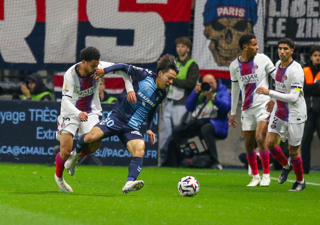 A l'image d'un Sota Nakamura bousculé par Warren Zaïre-Emery, le HAC n'a pas fait le poids contre le PSG. ©Damien Deslandes
