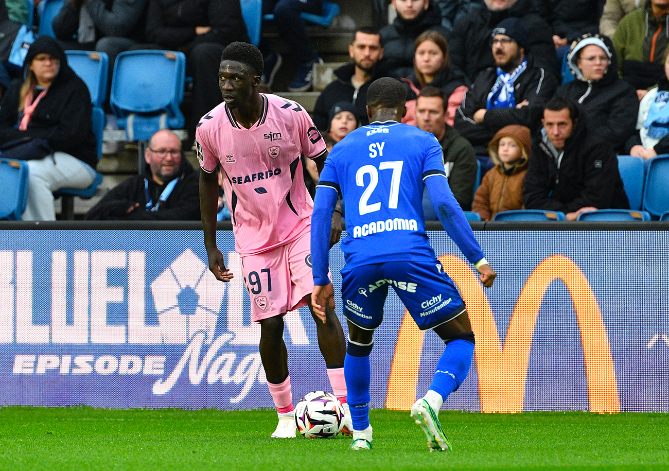 Impliqué sur deux des trois buts auxerrois, Lamine Ndiaye a vécu une après-midi difficile pour sa deuxième titularisation en Ligue 1. ©Emmanuel Lelaidier