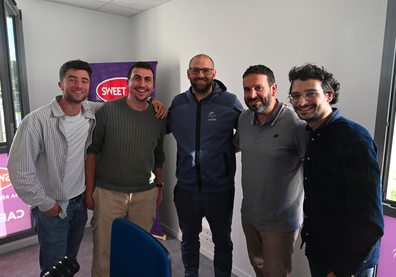 Didrick Pomelle et Valentin Pineau (Ouest France), Mathieu Billeaud (Foot Normand) et Corentin Allain (Sweet FM) forment le casting de « Rouge et Bleu » autour de Mathieu Bodmer. ©Martin Roche / Ouest France
