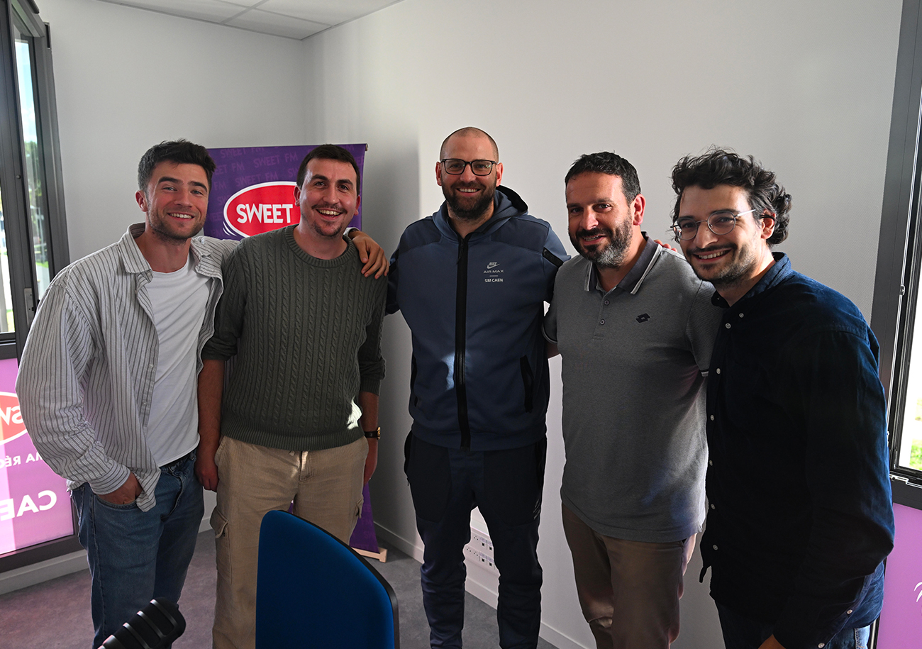 Didrick Pomelle et Valentin Pineau (Ouest France), Mathieu Billeaud (Foot Normand) et Corentin Allain (Sweet FM) forment le casting de « Rouge et Bleu » autour de Mathieu Bodmer. ©Martin Roche / Ouest France